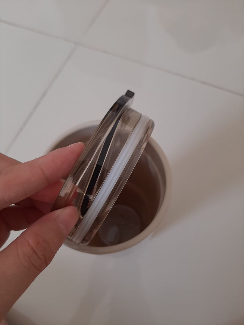 sản phẩm như hình, cầm chắc chắn, ngửi hơi có mùi nhựa bên trong chút, vì 900ml nên hơi to, cầm uống hơi vướng và nặng nếu có thêm nước, ly nước chỉ sử dụng cho việc đựng nước lạnh, không thiết kế để đựng nước nóng, mọi người khi mua nên lưu ý điều này. nhìn tổng thể rất tốt, cầm chắc tay, hàng chất lượng. có hộp bao bì đầy đủ.