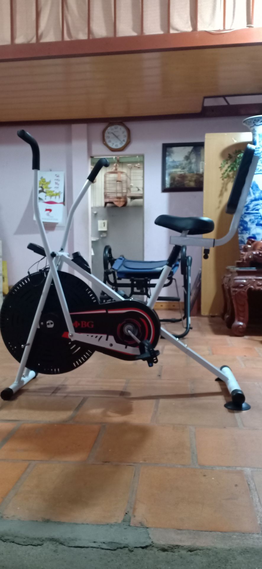 Hàng giao nhanh, đúng hạn, mẫu mã đẹp y hình, mức giá phù hợp. Khuyết: đồng hồ điện tử không có đo nhịp tim như quảng cáo, hai ốc dài nằm ngang dưới chân không biết để làm gì cứ lắp theo hướng dẫn trên video.
Phù hợp để tập tại nhà.