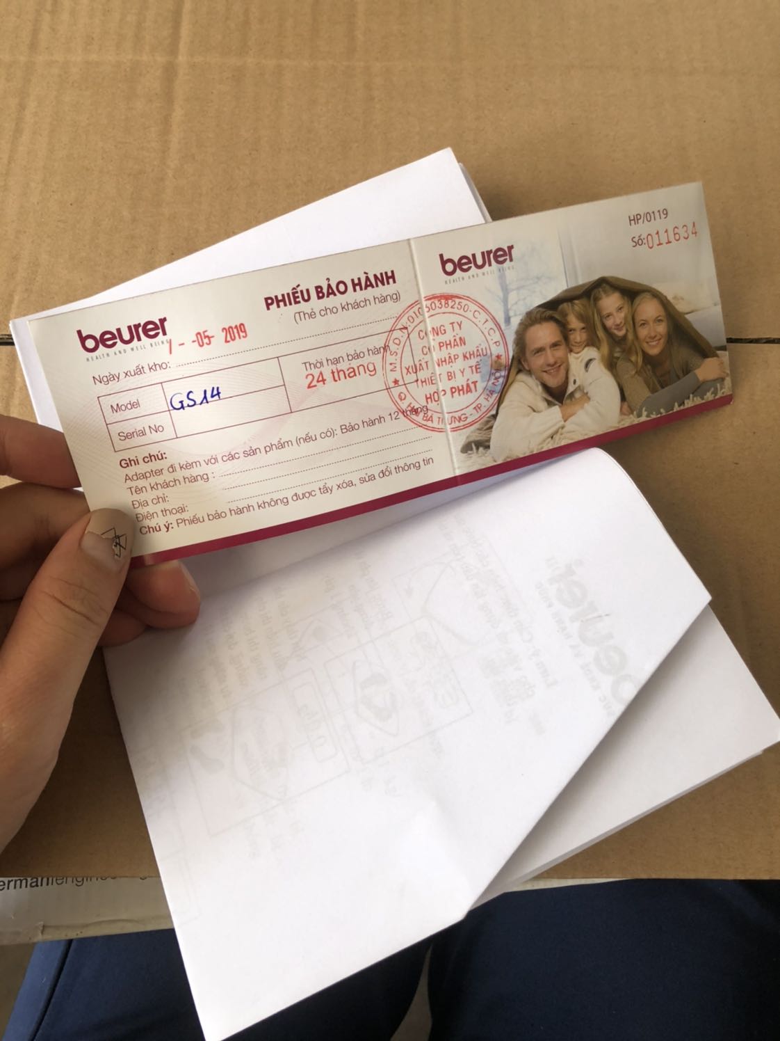 Hộp bên ngoài cũ, bẩn móp lung tung, như hàng cũ, chỗ mở hộp cũng lờn nhiều. Bề ngoài đã như vậy mình k biết cân bên trong có còn mới hay không? Cân mình đặt ở mỗi ô gạch cho ra mỗi giá trị khác nhau, sai số trên 1kg chứ k phải vài lạng, không biết do mình k hiểu nguyên lý hoạt động của cân hay do cân có vấn đề? Cố gắng sử dụng 1 thời gian để có nhận xét công bằng nhưng cuối cùng vẫn thấy k hài lòng được. Mình nhận hàng vào 04/2020 đặt hàng cuối 03/2020 nhưng phiếu bảo hành ghi 05/2019 mình mất gần 1 năm bảo hành trong khi chưa nhận được hàng àh. Thất vọng. Mng né chỗ phân phối hàng này ra và tiki vui lòng làm việc với cty cung hàng nhé. Đánh giá 2 sao cho việc tiki giao hàng sớm.