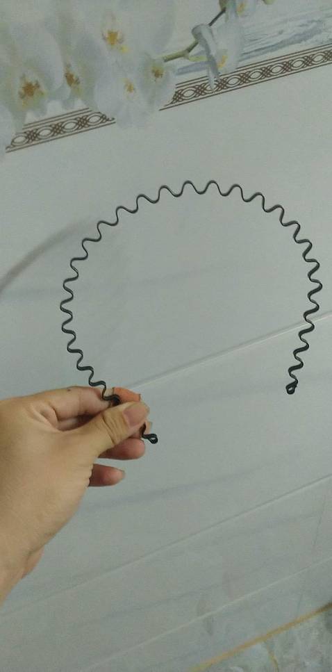 Săn cái cài lúc flashsale nè, nhìn có vẻ hơi mỏng vậy thôi chứ cài lên giữ tóc lắm nha mọi người, mà lúc khi lấy ra thì nên nhẹ tay tránh bị xước tóc nha.