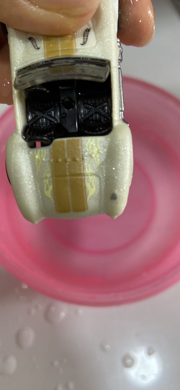 Xe màu kem kiểu thể thao đẹp nhưng bị lỗi phía sau đuôi xe góc phải shop ơi, và chỉ đổi đúng 1 màu ko giống như thông tin shop cung cấp?