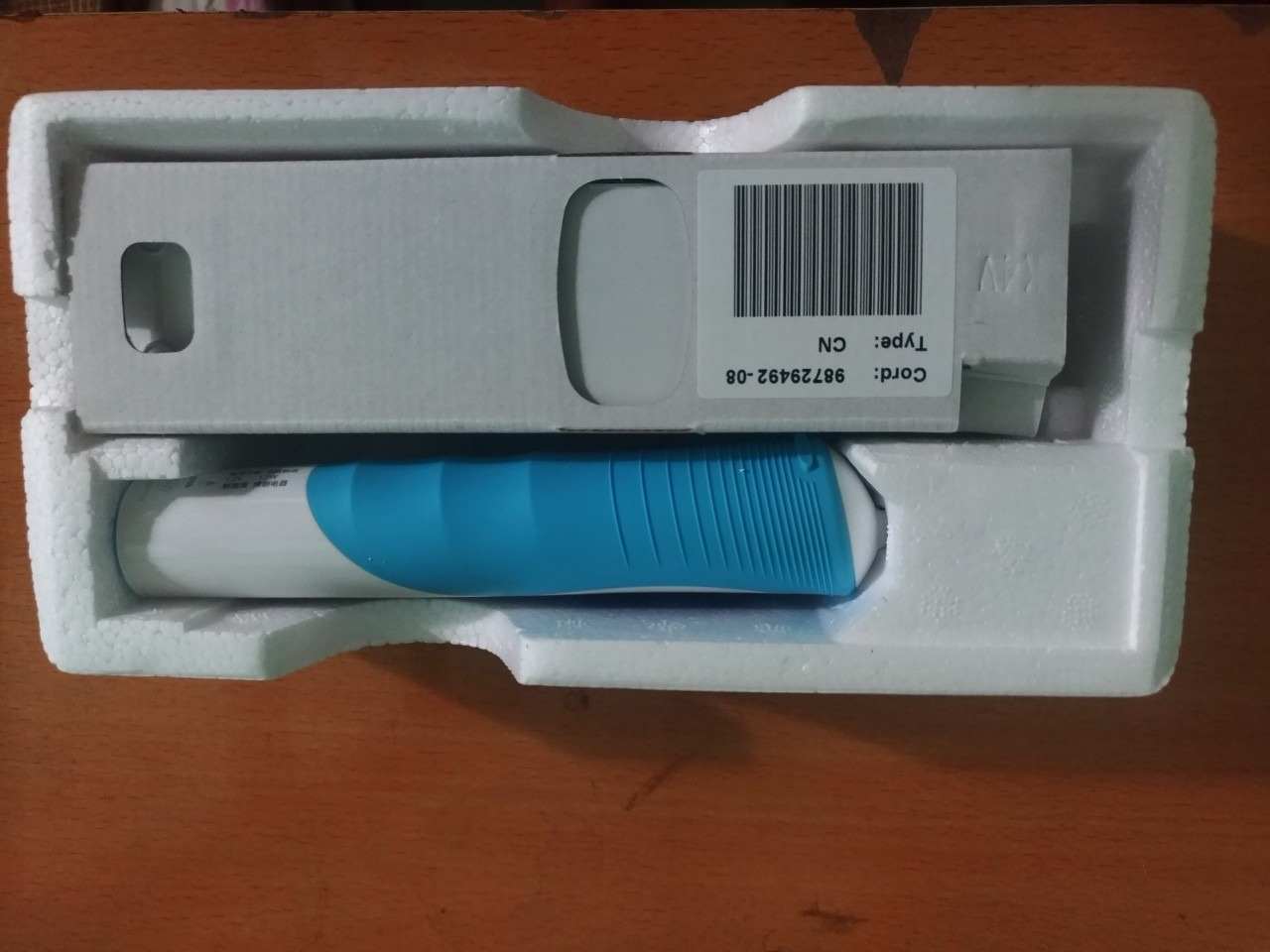 Giao hàng đúng thời gian tuy nhiên sản phẩm đóng gói không cẩn thận, chỉ được bọc 1 lớp nilon bên ngoài hộp dựng bàn chải nên khi vận chuyển hộp bị móp và rách nhưng may là không ảnh hưởng đến bên trong hộp.
Bàn chải cầm khá vừa tay, lực quay bàn chải hơi lớn nên xài lần đầu chưa quen tuy nhiên vẫn sử dụng khá tốt
Hơi bất tiện là do không có đèn báo sạc nên khó nhận biết được lúc sạc