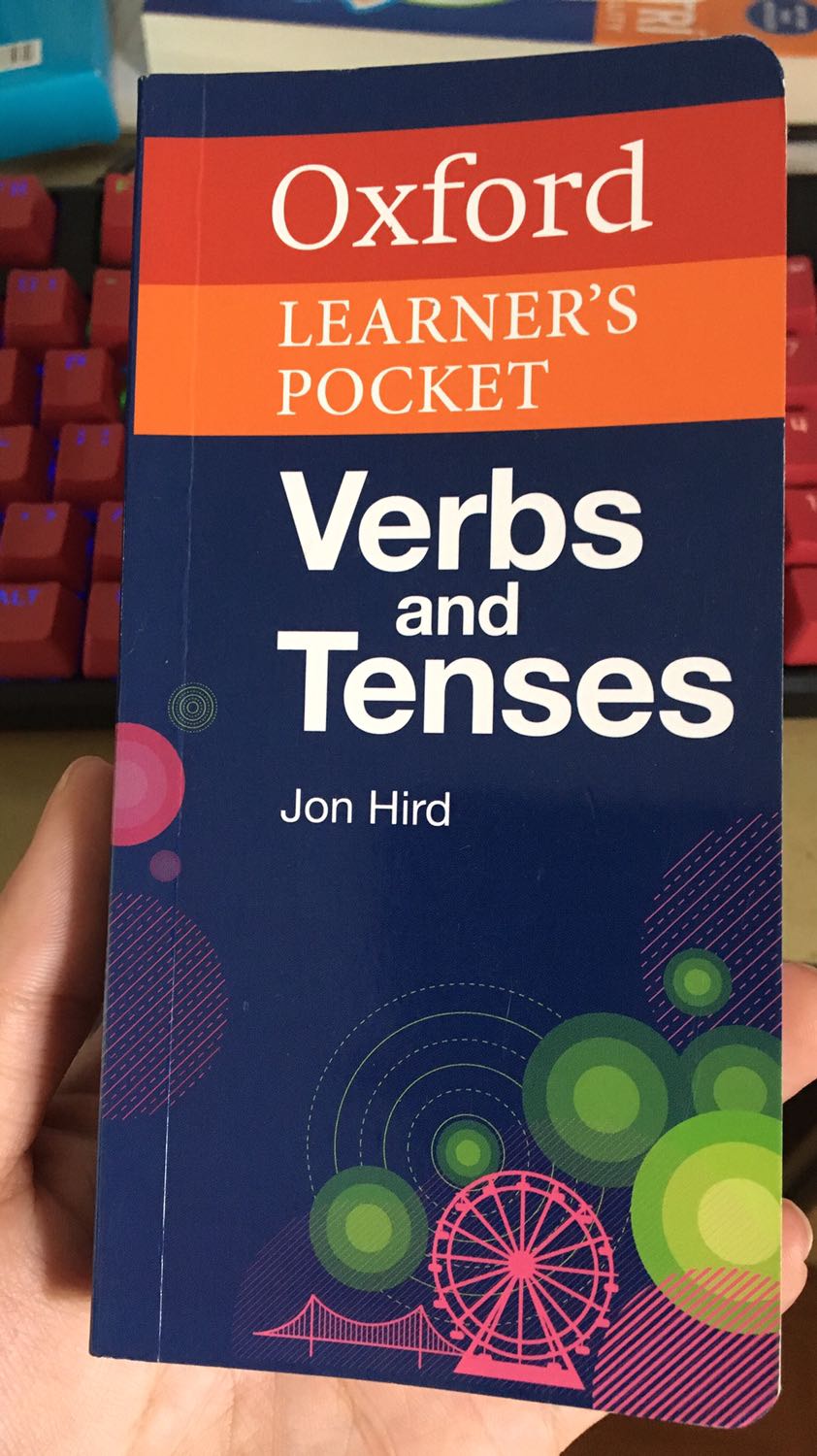 Nội dung quyển sách thì khỏi bàn! Kích thước nhỏ gọn, vừa túi! Giấy đẹp, tuy nhiên vận chuyển hàng cảm giác chả nâng niu quyển sách gì cả, nhận hàng một số trang hơi quăn quăn làm mình thấy có chút hụt hẫng!