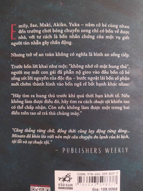 Bao gồm 5 chương lớn là lời tự sự về cuộc sống của 4 nhân chứng với người mẹ của nạn nhân. Một vụ án xảy ra đã làm cho tất cả những mối quan hệ của những người có liên quan trở nên lay chuyển dữ dội, và mỗi người đều phải nhận rất nhiều bi thảm đến day dứt cho người đọc