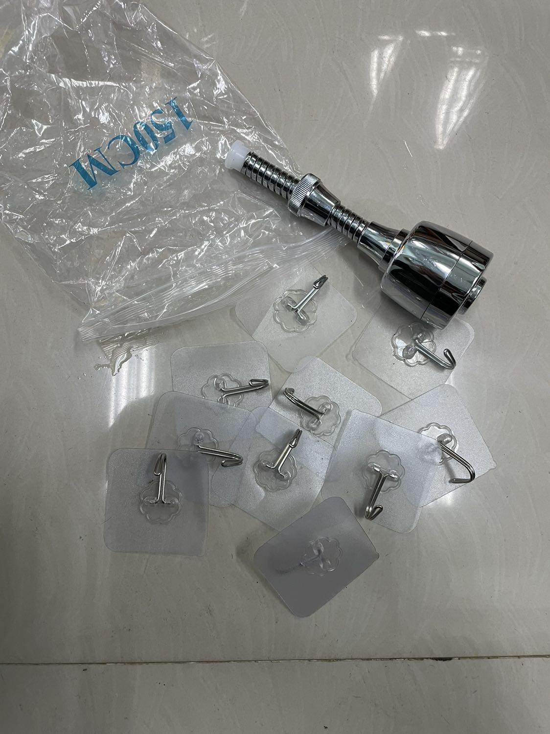 Qúa tệ hại. Thất vọng lần đầu mua vòi 52k có trong hộp giấy kiti lần hai mua mắc hơn 88k nghĩ sẽ sp sẽ chắc chắn đẹp như mong đợi ai nghờ qúa tệ hại. Làm ăn kiểu *** này thì đóng cửa đi. Mình đâu có mua móc cheo đồ . Cái mình cần là sp chất chứ không phải mấy cái móc bù đắp cho sự làm ăn không có tâm