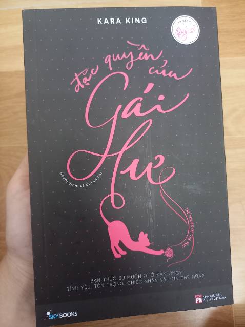 bìa ngoài hơi trầy xíu, cuôn sách này phù hợp cho phụ nữa và những bạn trên 18t: tư tưởng hơn thua, sân si trong mối quan hệ nam nữa cực cao. Tuy nhiên, sách cũng có phần thú vị như phând hẹn hò vs những chủ đề: Hãy xem như một cuộc chơi,...