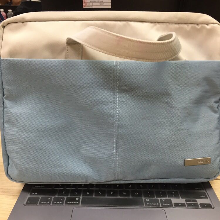 Màu đẹp, bên trong khá đẹp, mềm.
Phù hợp xách đi làm.
Đẹp