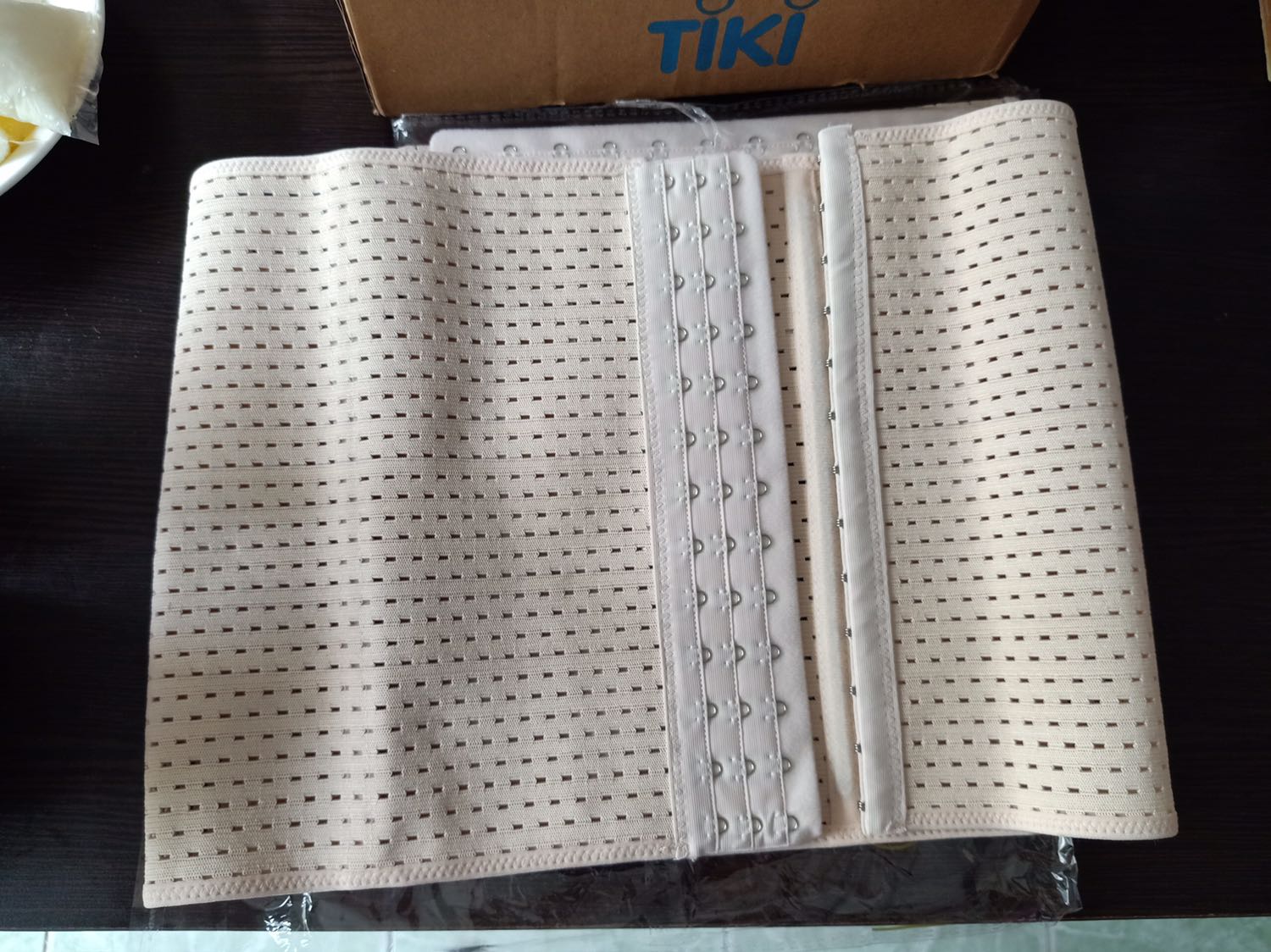 Vừa nhận hàng hôm qua, hàng đẹp, mình thích mua hàng trên tiki do được freeship và tiki hỗ trợ khách rất nhiệt tình. 
Về sản phẩm nói chung không có gì phàn nàn. Nịt day dặn co giãn tốt, mặc ôm thon được vùng eo bụng, nịt dễ chịu. Áo bra dễ thương, mặc đi biển cute cực. Quần thì ck mình bảo ok. Vải sờ mát mịn co giãn tốt. Có lỗ lỗ mặc chắc mát lắm hihi. Cảm ơn tiki chưa bao h làm mình thất vọng