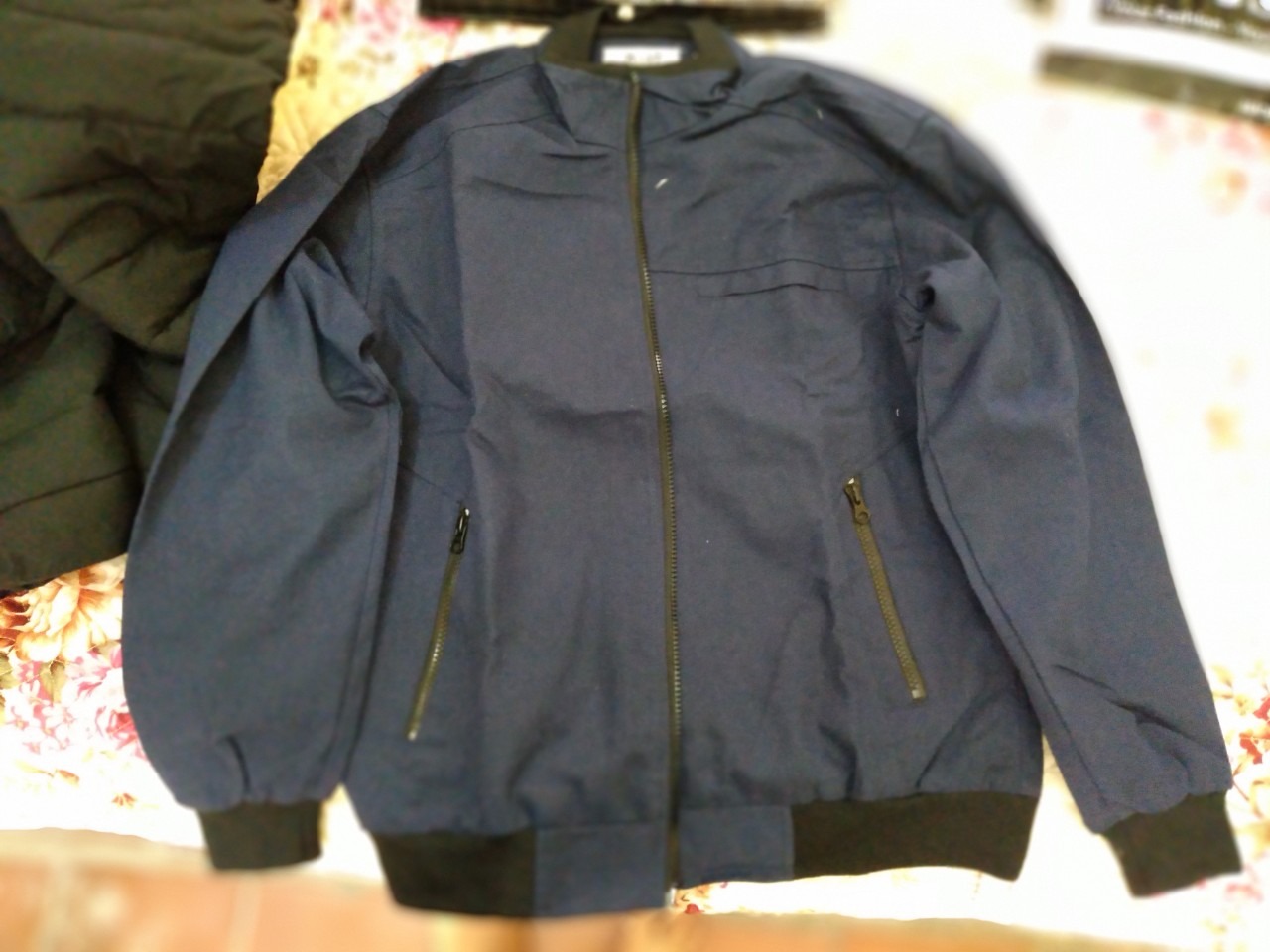 Mình có mua áo nhưng không nhận được sản phẩm giống áo mình đặt mua, mình đã nhắn tin cho shop và shop cũng đã đồng ý đổi, tiki cho mã thu hồi là  CRPICK2480555658
nhưng 17/01 đến 13/2 vẫn ko thấy tiki hỗ trợ đổi dù mình đã gửi mail mong được hỗ trợ, mình rất thất vọng về dịch vụ, và sẽ cân nhắc kỹ khi mua thêm bất kỳ sản phẩm nào trên tiki