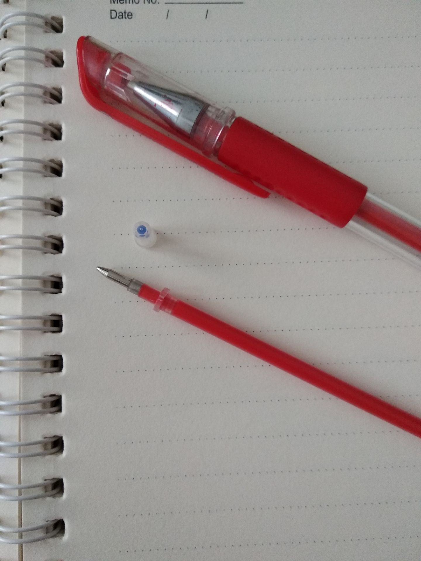 Bút mực viết ra rất đều đẹp, đầu bị trơn, mực đậm vừa đủ. Mỗi cây đều có nắp nhỏ đậy lại nên các bạn cứ yên tâm để dùng dần từ từ không sợ bút hư. Cứ thay ruột vải vỏ bút mình hay dùng thôi, khi nào vỏ bút cũ mới đi mua cây mới, như vậy đỡ thải ra môi trường lượng vỏ nhựa đó, rất là tốt luôn ấy. Các bạn học sinh, sinh viên nhu cầu viết bút nhiều mua bộ ruột bút này rất tiện lợi, tiết kiệm chi phí nữa. Chất lượng dịch vụ của tiki rất hài lòng nha.