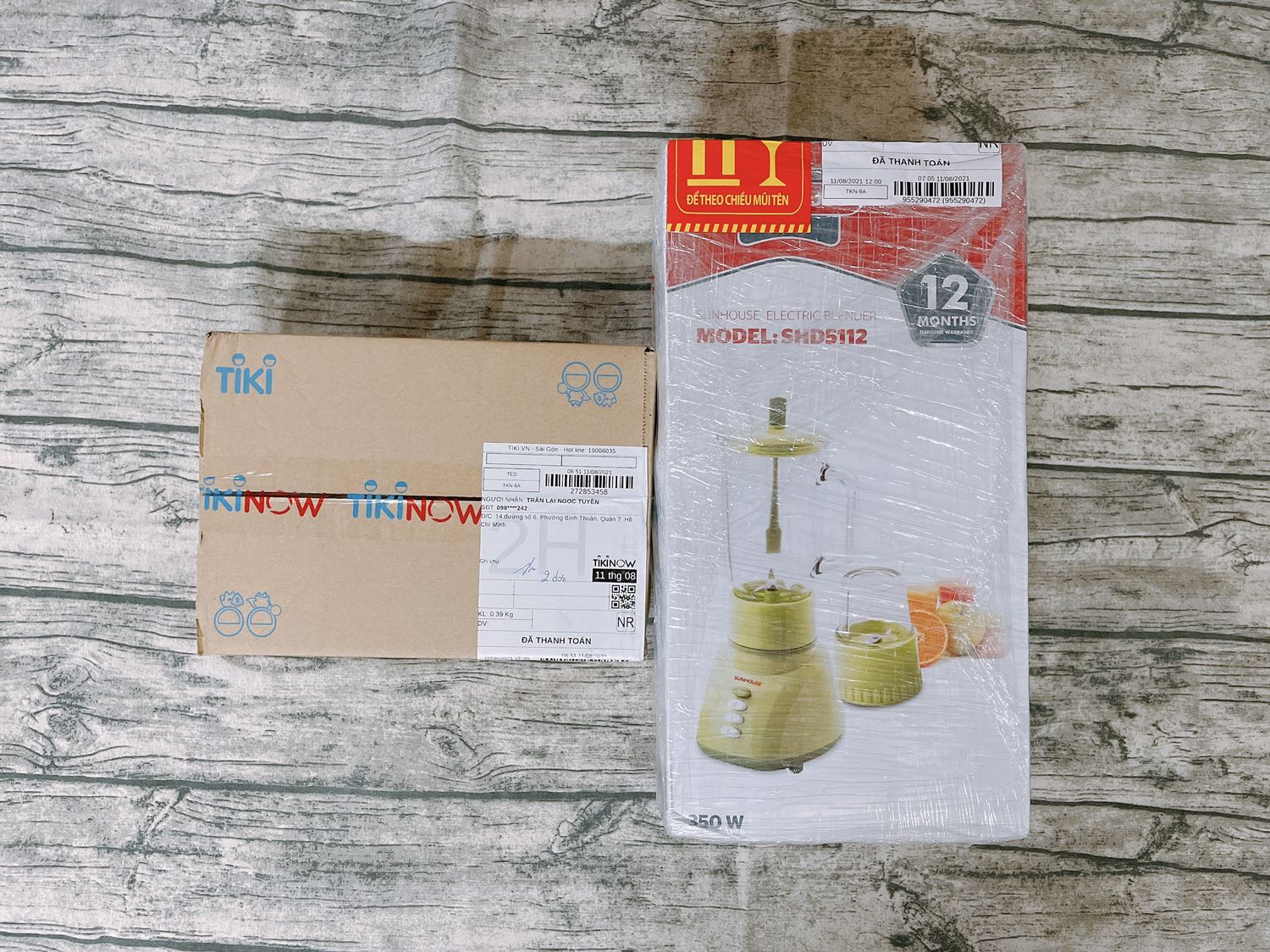 Tiki đóng gói siêu cẩn thận, lúc nhận hàng mình phải vất vả lắm mới tháo được lớp bao bảo vệ bên ngoài. 😂
Màu xanh lá của cối ở ngoài đẹp hơn trên hình nhiều, do mình chụp app nên màu hơi nhạt xíu xiu, phần thân máy cũng chắc chắn hơn so với máy cũ mình từng dùng. Công suất mạnh, tiếng không quá ồn, hôm nay mình khai trương xay sầu riêng để làm kem. Cảm ơn Tiki. ❤️