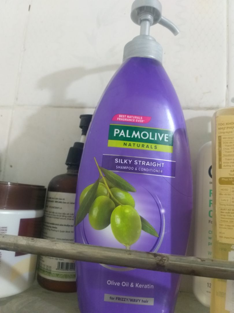 chiều nay a shipper đưa hàng là mình gội đầu liền luôn.
Dầu gội đặc quánh,khá ít bọt nên phải ấn phọt ra nhiều .
Gội sấy xong thì thấy mềm tóc,mùi thơm nhẹ,mượt sương sương.
Gội đầu sau 2 ngày thấy ngứa r