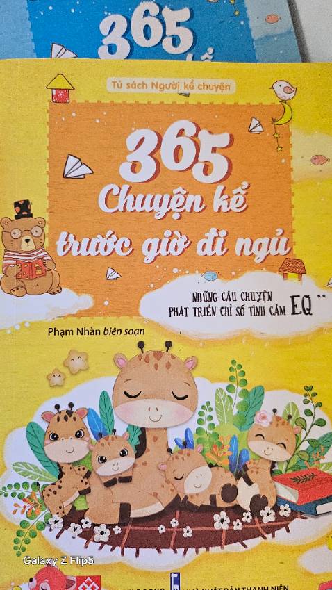 Nội dung nhẹ nhàng, nhiều câu chuyện nhỏ, giáo dục, có hình vẽ. Mình không đánh giá cao chất lượng giấy lần này, cả size chữ in ấn nữa, không có cảm giác thích như với cuốn màu hồng đã mua