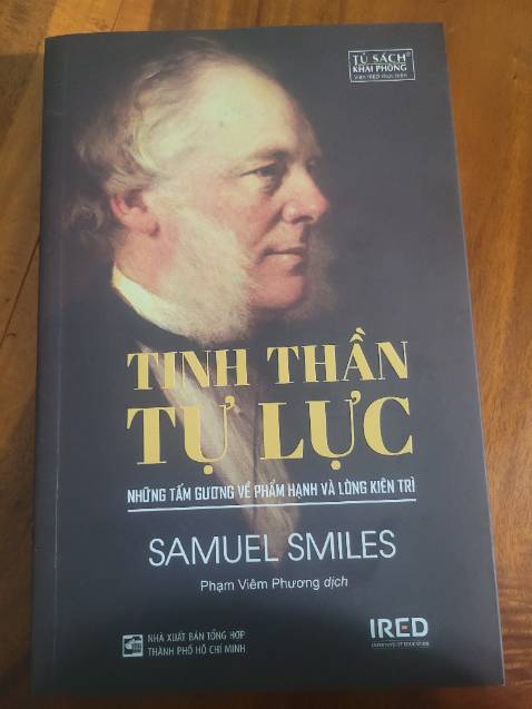 Về hình thức: sách đẹp, dày, nặng, bìa cứng. Để trang trí khá đẹp mắt.
Về nội dung: đây là quyển sách kinh điển đặt nền móng cho nền kinh tế hiện đại. Quyển này với quyển bàn về tự do và Tinh thần tự lực là bộ 3 nền móng cho để xã hội phương Tây phát triển được như ngày nay. 
Các bạn nên đọc kỹ phần giới thiệu của Ts Vũ Thành Tự Anh để nhắc nhớ rằng quyển sách này bên ngoài là các hoạt động kinh tế, và ẩn sâu bên trong nó còn chứa các yếu tố đạo đức.
Về cách đọc: quyển sách này khá dày và nặng, khi đọc cần phải dừng lại suy nghĩ cho nên cách đóng thành quyển sách to và dày như thế này thì không thuận tiện lắm cho người đọc. Có lẽ nên chia thành 3-5 quyển nhỏ đóng trong hộp giấy thì hay hơn.
Quyển sách mình nhận được bị móp 1 góc nhưng vì mua để đọc, chủ yếu muốn biết nội dung nên cũng ko quan tâm hình thức lăm.
Sau vài giờ đọc thì phát hiện sách có vẻ dễ bung chỉ phần cuối sách.