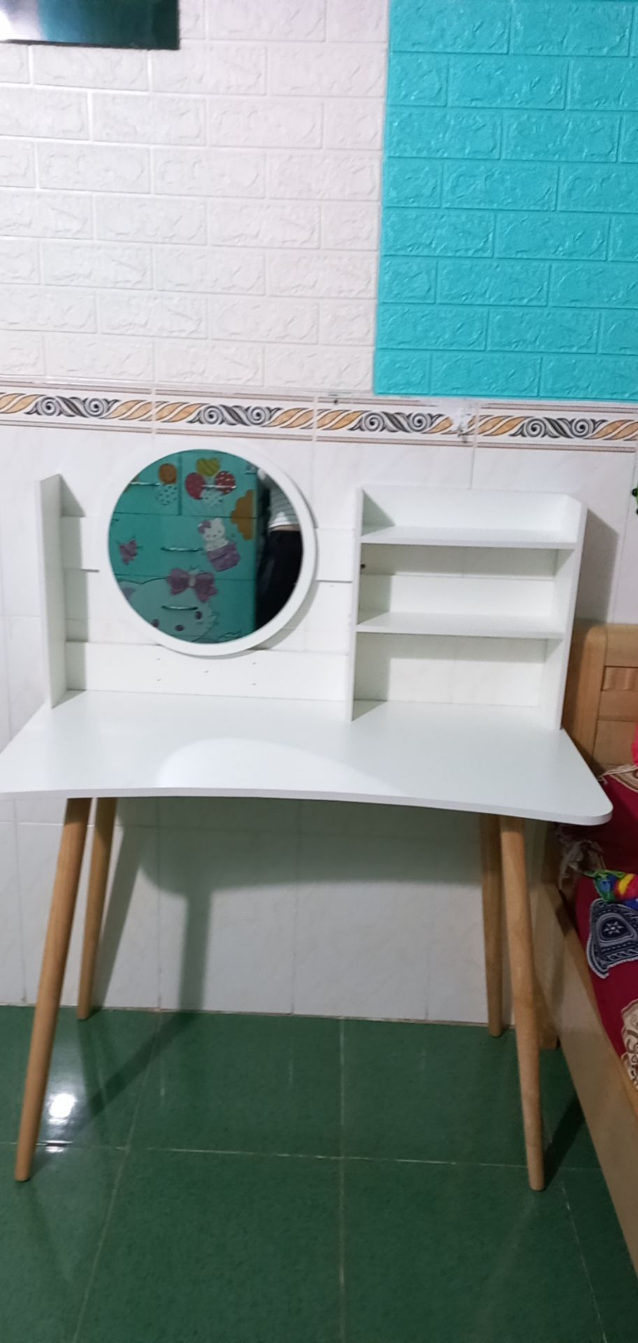 sản phẩm có trầy xước, nhận hàng nhìn thấy to so với hình ảnh, chân cũng khá cao, nhưng so với giá thì khá ổn, nhìn cũng ok lắm, nên mua