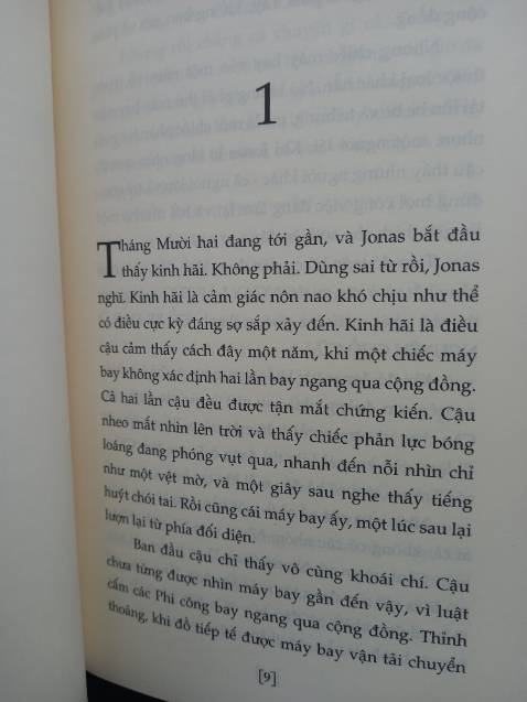Giao hàng nhanh nhưng bìa khi giao bị dơ và trông cũ lắm, một vài trang còn có bị quẹt bút chì, kh có tag
