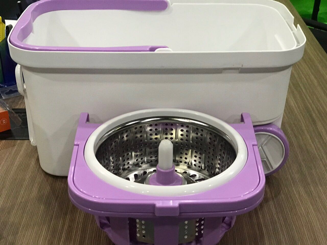 Cây lau nhà siêu tiện lợi
Có thể tháo được khay xoay để dễ vệ sinh nữa
Bông lau siêu dày lau sạch cực
Ưng hét sức ah
Cho shop 5saoooo ❤️❤️❤️❤️❤️