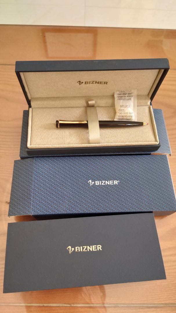 Đúng chuẩn như Q/C
 Viết êm ái và vừa vặn ở mọi góc độ.
 Tuyệt phẩm Việt nam!
  Cảm ơn shop!