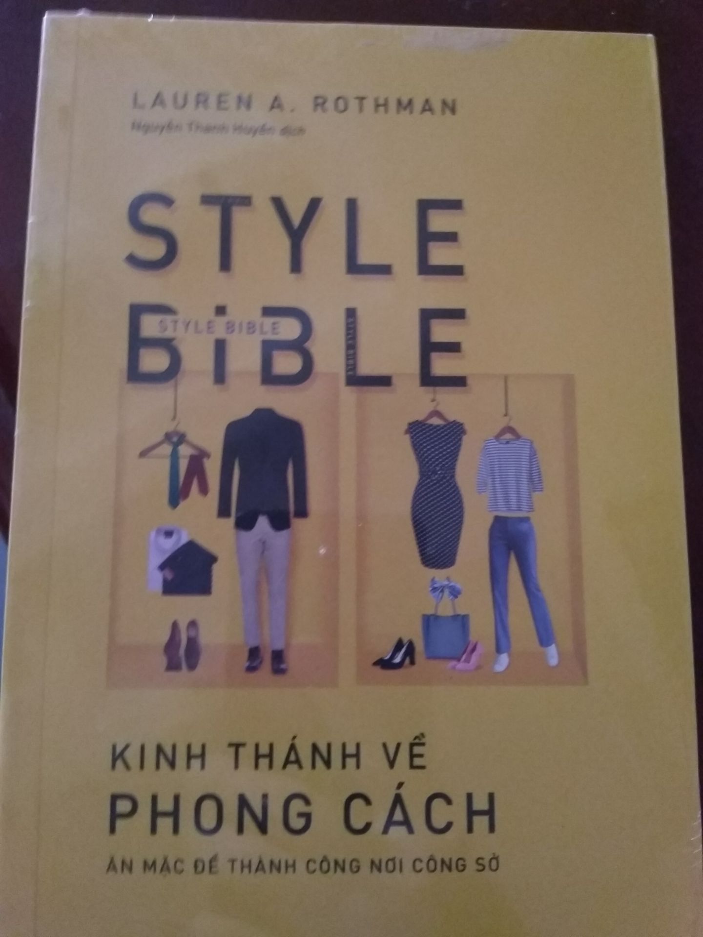Sách mới, còn có bọc màng co, thẳng thớm, không bị quăng góc gì cả, dù gói hàng của mình chỉ là sách bỏ vào trong hộp. Thấy giảm giá nên mua để đọc dần. Sách mới, còn có bọc màng co, thẳng thớm, không bị quăng góc gì cả, dù gói hàng của mình chỉ là sách bỏ vào trong hộp. Thấy giảm giá nên mua để đọc dần.