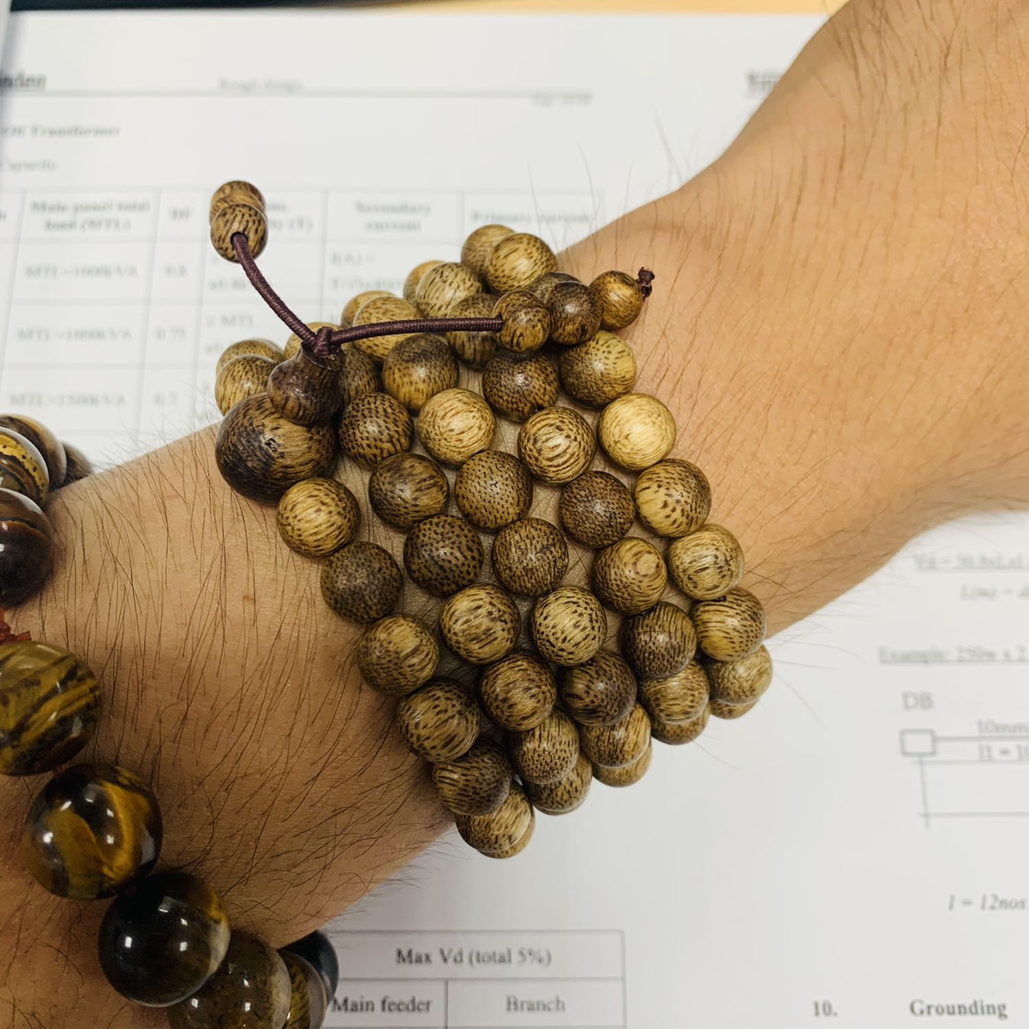 Vòng tay sau khi đeo vài ngày sẽ có mùi thơm hơn so với lúc nhận hàng, hương thơm nhẹ nhàng, ghè mũi gần mới ngửi thấy.
Vài hạt còn lỗi gia công nhỏ.
Nhìn chung là chấp nhận được, khá hài lòng.
Mình đeo size 8mm.