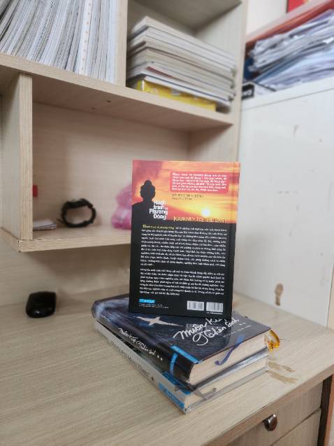 - Sản phẩm được nhà bán hàng Tiki Trading đóng gói chắc chắn; Cuốn sách được bao bởi hai lớp "áo khoác" bằng hộp và lớp chống sốc đảm bảo chất lượng.
- Cuốn sách được in rõ chữ, cỡ chữ vừa đủ đọc, mực in tốt. 
- Mùi sách thơm và dễ chịu, thoảng hương sách mới.
- Chất liệu bìa cứng sờ rất đã tay, màu sắc bắt mắt.
- Nội dung sách lôi cuốn, kể lại cuộc hành trình của những nhà khoa học từ phương Tây đã gạt bỏ mọi thành kiến để đặt chân đến trời Đông.
- Dạ, con xin cảm ơn nhà bán hàng Tiki Trading rất nhiều ạ!