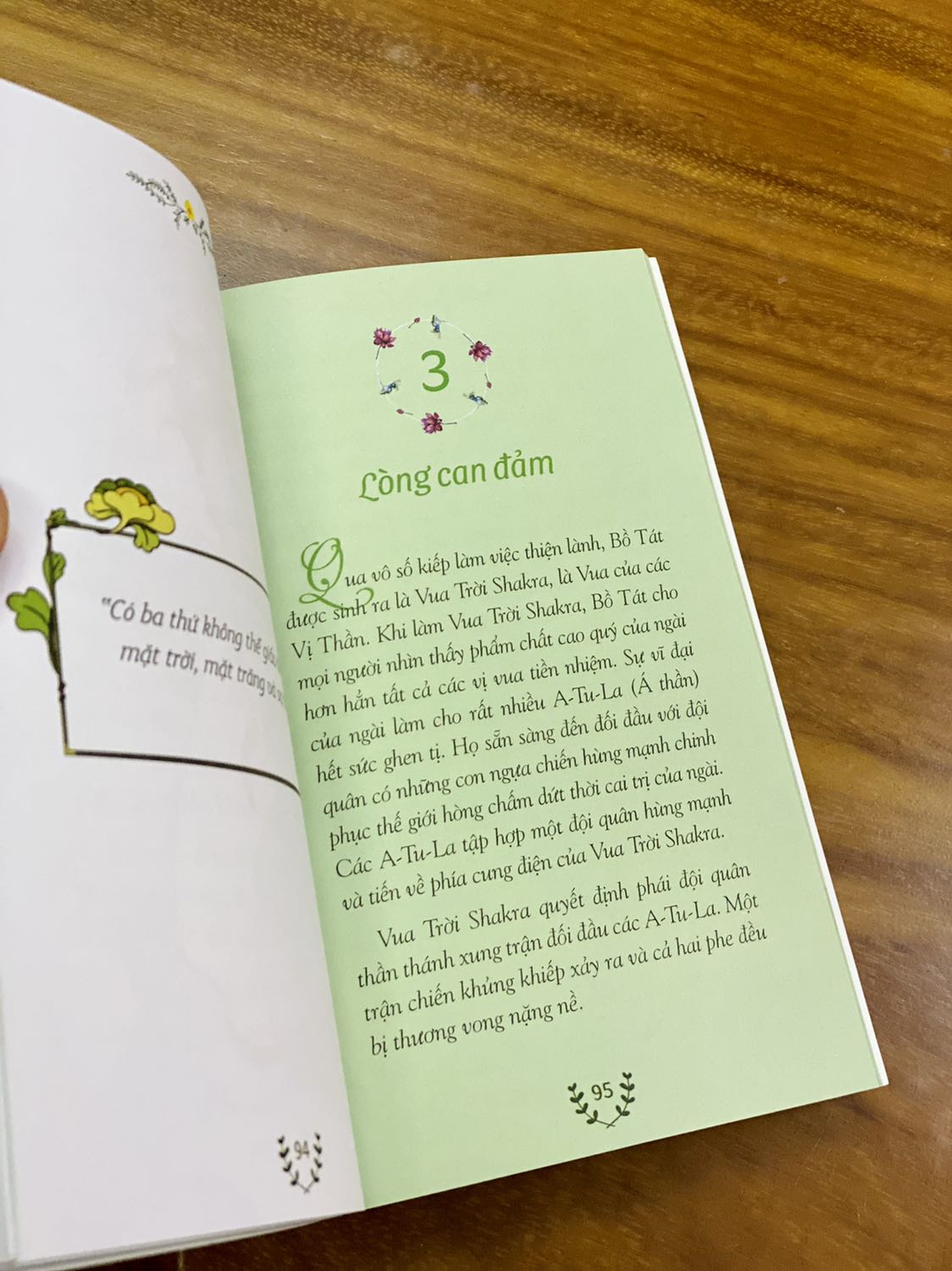 - Fahasa giao hàng chậm hơn dự kiến 1 ngày, giao ngoài giờ hành chính (khá trễ) và shipper có thái độ không tốt nên mình không hài lòng cho lắm. Thùng hàng được đóng gói chắc chắn, đính kèm hoá đơn đầy đủ. Đơn này mình đặt 3 quyển, tất cả đều được bọc chống sốc, 2/3 quyển được bọc màng co. 
- Sách khổ nhỏ, bìa mềm, chất lượng giấy tốt, in màu toàn bộ, ảnh minh họa đẹp xuất sắc và được tặng kèm 1 bookmark như ảnh. Nội dung sách là những bài học ý nghĩa trong cuộc sống từ Phật giáo và Thiên chúa giáo được trình bày song ngữ, phần đầu là tiếng Anh, phần sau là tiếng Việt. Sách giúp mình vừa rèn luyện đạo đức vừa trao dồi thêm vốn từ vựng tiếng Anh nên bản thân mình rất hài lòng ??