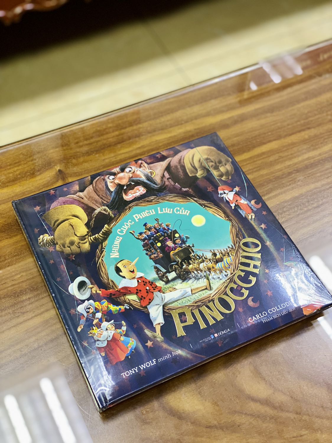 + Nhà bán giao hàng siêu nhanh. Mình đặt hôm trước mà hôm sau đã nhận được hàng. Phần đóng gói ổn, sách được bọc màng co phẳng phiu, nguyên vẹn. 
+ Sách bìa cứng, khổ vuông, to; sách được in màu toàn bộ trên giấy bóng, chất lượng giấy dày dặn. Mình thích nhất là phần minh họa, nét vẽ đẹp, cổ điển và chi tiết. Mỗi trang mình đều ngắm hình vẽ rất lâu. Nhìn chung mình cực kỳ hài lòng về hình thức và nội dung, đặc biệt là sách còn giảm giá khá sâu so với giá bìa nữa.