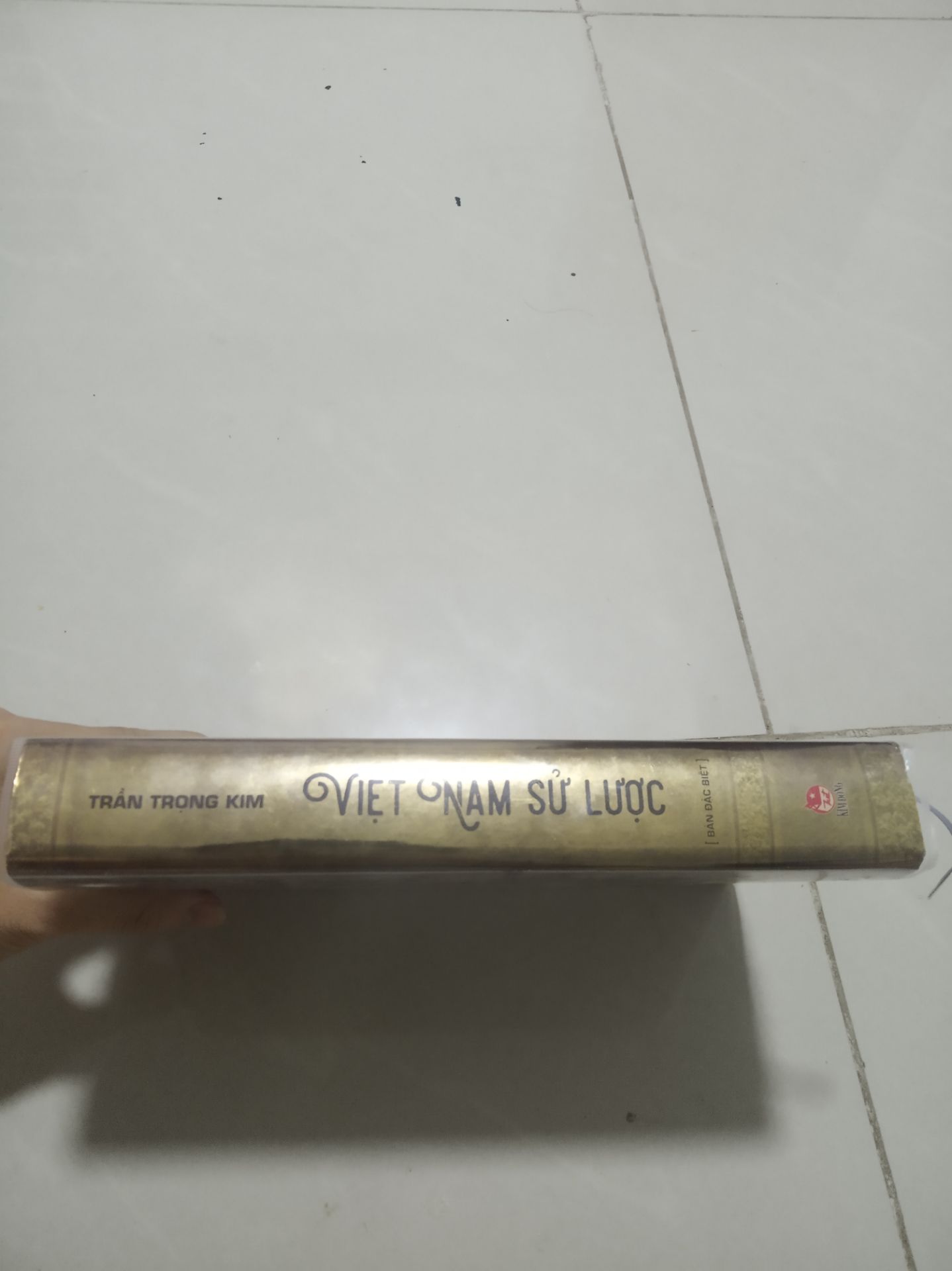 Giao hàng nhanh, sách hình thức đẹp, giấy tốt.
Nội dung sách rất phù hợp cho những ai muốn tìm hiểu lịch sử Việt Nam từ thời Hồng Bàng đến đời nhà Nguyễn
Tác phẩm này chỉ viết những sự kiện chính yếu nhất nên phù hợp với những bạn bước đầu đọc lịch sử Việt Nam, còn nếu bạn muốn tìm hiểu sâu hơn thì có thể tham khảo những tác phẩm khác