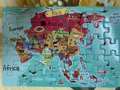 Bộ xếp hình khá dày đẹp, bé chơi rất thích, bé còn học được vị trí vài quốc gia cũng như biết được Việt Nam ở đâu, mình sẽ tìm thêm bộ bản đồ VIệt Nam cho bé vừa chơi vừa học :) bộ này gồm 4 bộ từ dễ đến khó (miếng to rồi miếng nhỏ dần) đầy thử thách rèn luyện bé. Giao nhanh gói kỹ, shipper nhiệt tình thân thiện, Thanks all