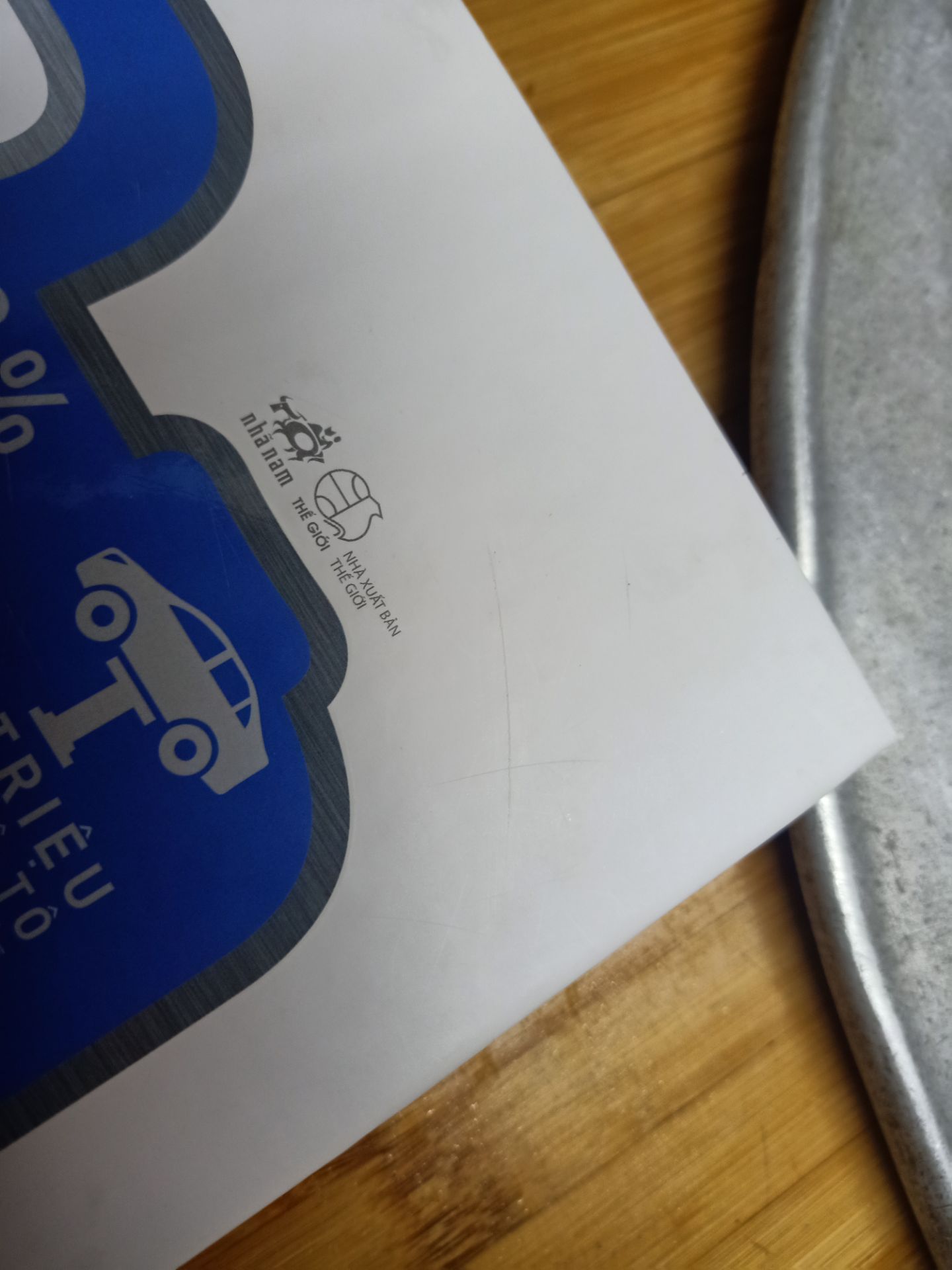 Có thể mình chọn sách hơi kĩ tính nhưng sách giao đến xước rất nhiều ở bìa trước, có vết còn bị sâu như bị dao rọc vào, nhưng tiền nào của nấy nên cũng chấp nhận được. Sách in ấn đẹp phẳng phiu, đóng gói cũng ok nên cho 4 sao