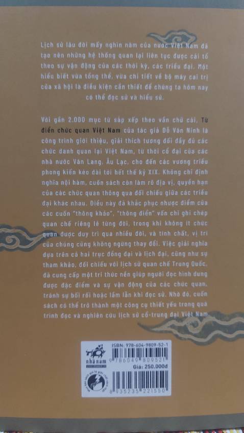 Với một lượng từ mục phong phú (gần 2000) trải dài qua nhiều thời đại cho thấy sự đầu tư công phu của tác giả trong việc khảo cứu và biên lục giúp người đọc thấy bức tranh vừa tổng thể vừa hết sức chi tiết về hệ thống quan chế trong các triều đình phong kiến Việt nam. Công trình này có thể coi là một công cụ hữu ích cho độc giả sử dụng khi đọc hay nghiên cứu lịch sử cổ, trung đại Việt Nam.
Dù vậy nhưng tác phẩm này theo cá nhân tôi vẫn có nột số hạn chế. Việc không nhất quán trong cách biên tập, trình bày các mục từ dẫn đến nhiều nội dung bị trùng lắp, thừa thãi trong khi nhiều nội dung khác còn sơ sài đặc biệt ở một số từ mục vẫn thiếu phẩn giải nghĩa nội hàm tên gọi và chức năng nhiệm vụ của chức quan hay cơ quan. Sẽ hợp lý hơn nếu lấy việc trình bày các “chức quan của Việt Nam “ làm trọng tâm,  tên chức quan, cơ quan, quan chế các thời phong kiến Trung Quốc dù là cơ sở quan trọng cho việc khởi đặt, tham khảo cho quan chế Việt nam cũng chỉ nên đặt, trình bày ở vị trí phụ chú hay chú thích.