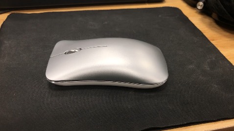 Chuột rất đẹp nha, bấm êm, cầm thích tay ❤️❤️ mình mua để cùng màu với macbook của mình, quá là hợp luôn. Lúc đầu mình mua hàng bị lỗi không ấn được, nhưng bên shop cực kỳ nhiệt tình đổi ngay cho mình con chuột mới. Rất ưng 😁