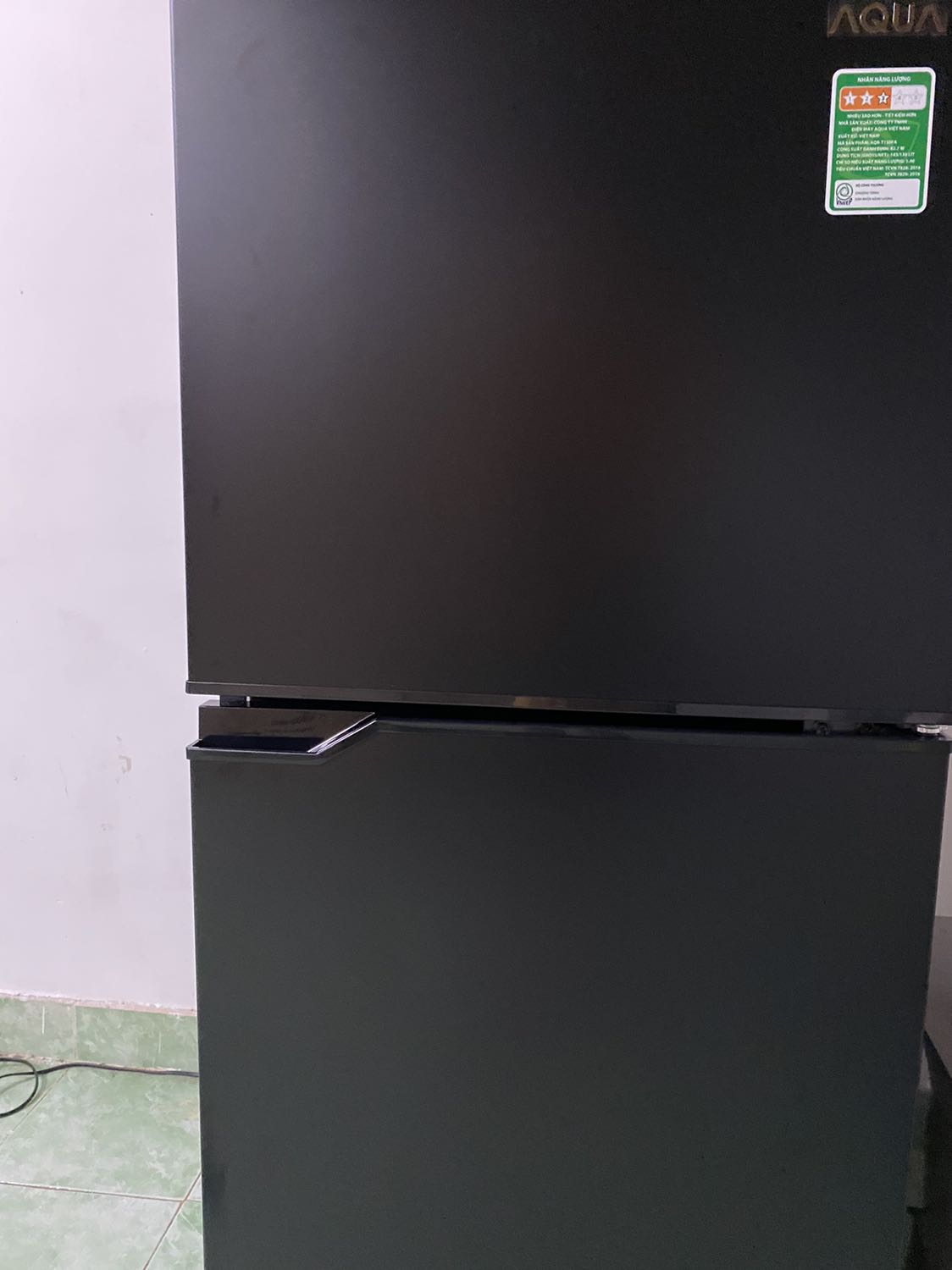 Không nói đến sản phẩm, mình đánh giá chính sách bán hàng của TIKI tệ. Mình không được hỗ trợ về việc lắp đặt. Trong HDSD có phần nối đất để đảm bảo an toàn không bị điện giật. Mình có gọi lên tổng đài thì được phản hồi là Tiki không hỗ trợ cho kỹ thuật đến nhà lắp đặt phần này. Phòng mình ở là nữ, không ai biết kỹ thuật lắp đặt nối đất ntn cả. Kể cả việc giao hàng cũng vậy, nữ tụi mình phải phụ vác đồ lên lầu 3 thang bộ cùng với shipper.
Mình mua hàng Tiki cũng nhiều. Nhưng hỗ trợ KH như vậy thì chắc mình không quay lại nữa.