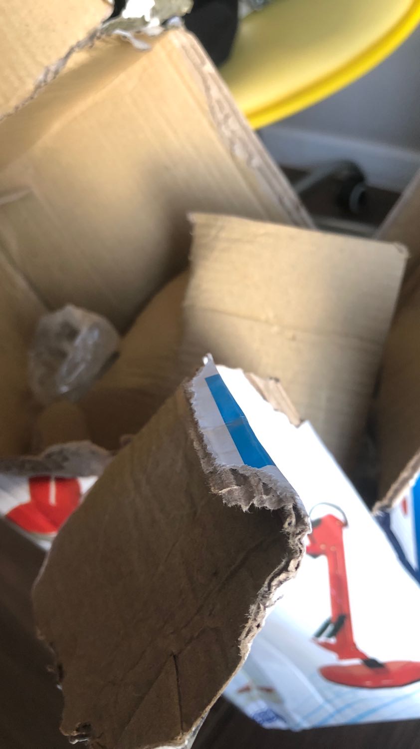 -Kiện hàng bị phá nát lúc mà mình nhật được.
-Mình ở chung cư nên khi mà mình nhận được món hàng thì hộp bị dẹp mất.
-Bên trong không có bóng đèn như miêu tả.
- Cái phần đầu grip không có kết nối được với nhau. Rất là lỏng lẻo nhìn rất fake.
- Nút siết trên đầu thì của cái đèn thì bị bị lỏng lẻo không có chặt
-Lỗ tròn này nhét không có vừa cái đuôi đèn

Xin Tiki cho mình trả lại hoàn và hoàn tiền??