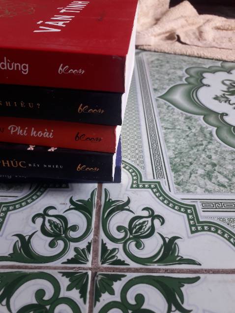 Đang đọc sách thì hào hứng đi nhận hàng xong không còn tâm trạng đọc nữa
Bản thân mình là người trân trọng sách, nên mình chỉ mua ở nhà sách và ở Tiki vì tin tưởng khâu đóng gói và sách chính hãng.
   Vậy mà hôm nay mình nhận 5 quyển sách để trong 1 thùng không hề được bọc, kết quả sau quá trình vận chuyển sách cạ vào nhau và trầy trắng xóa 2 mặt sách cả 5 quyển, sách còn bị gãy bị gấp bìa sách, góc sách bị dập do vẫn chuyển xa mà không được bao kĩ, vì giới hạn 5 hình nên không up lên hết được chứ còn nhiều chỗ bị trầy và gập bìa nữa..lần đầu tiên mình cực kì thất vọng và bực mình với Tiki như vậy..sau này mình sẽsuy nghĩ lại về việc đặt sách tại Tiki
   Nếu được mình muốn đổi lại cả 5 quyển chứ nhìn sách mới về tàn tạ mà mình buồn quá......