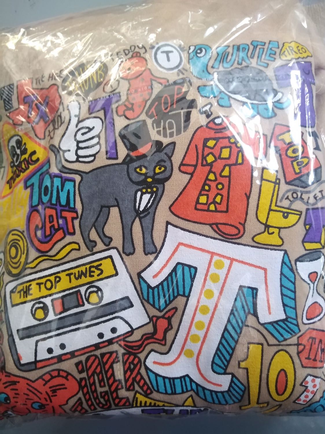 Hình in trên áo đẹp lắm, vải dày dặn chứ ko mỏng, giá cả hợp lý, giao hàng rất nhanh luôn. Nên mua mn ạ, sẽ ủng hộ tiếp, mua nhiều lần rồi nên rất ưng các sp bên shop