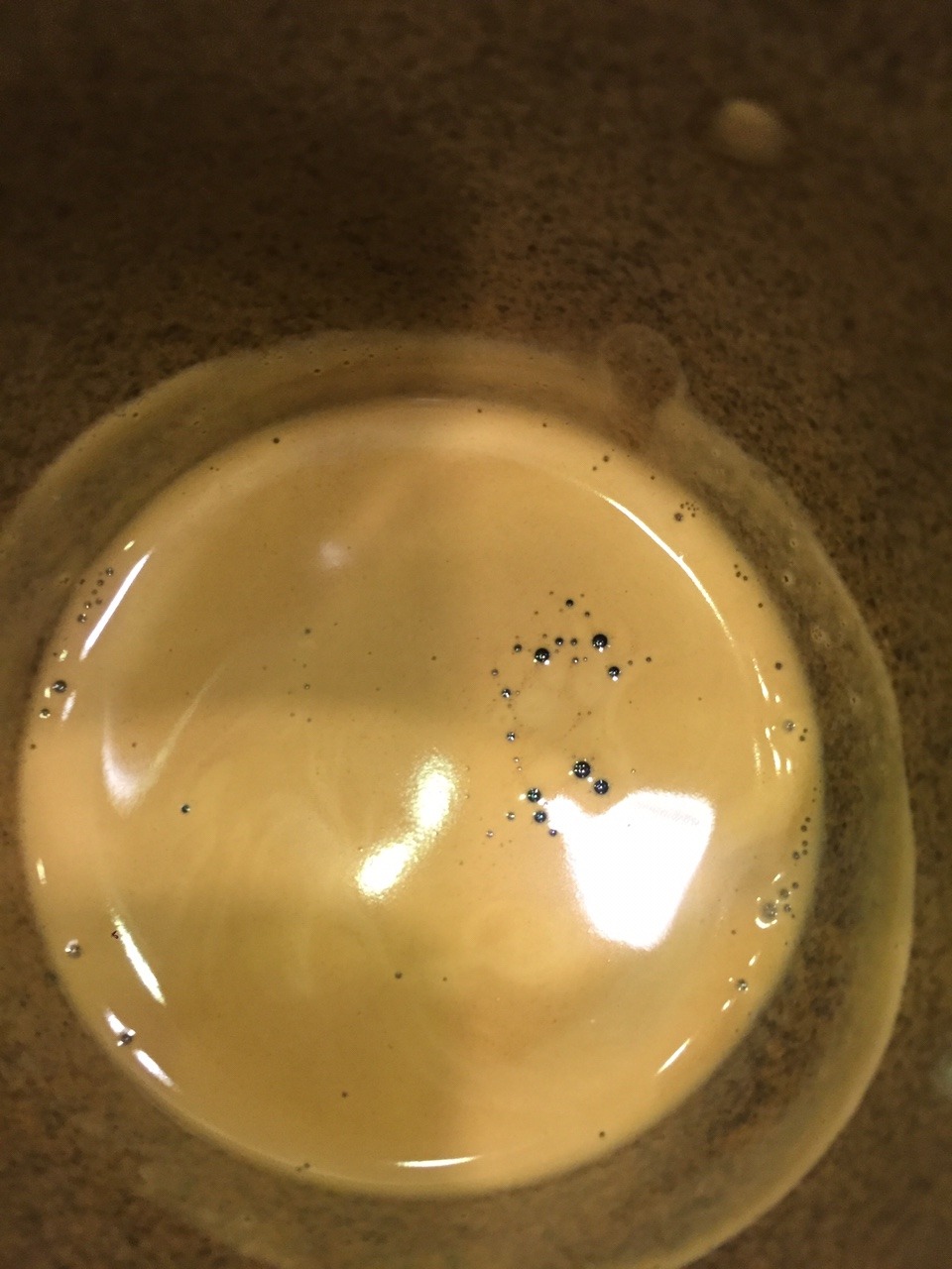 Đang cần tìm cafe Espresso pha máy, tình cờ thấy quảng cáo cafe này của Tiki. lần đâu tiên pha được phần caramen đẹp thế này. Vị uống hơi chua nhẹ một chút. Rất hài lòng.  Vote 5 sao cho thương hiệu này.