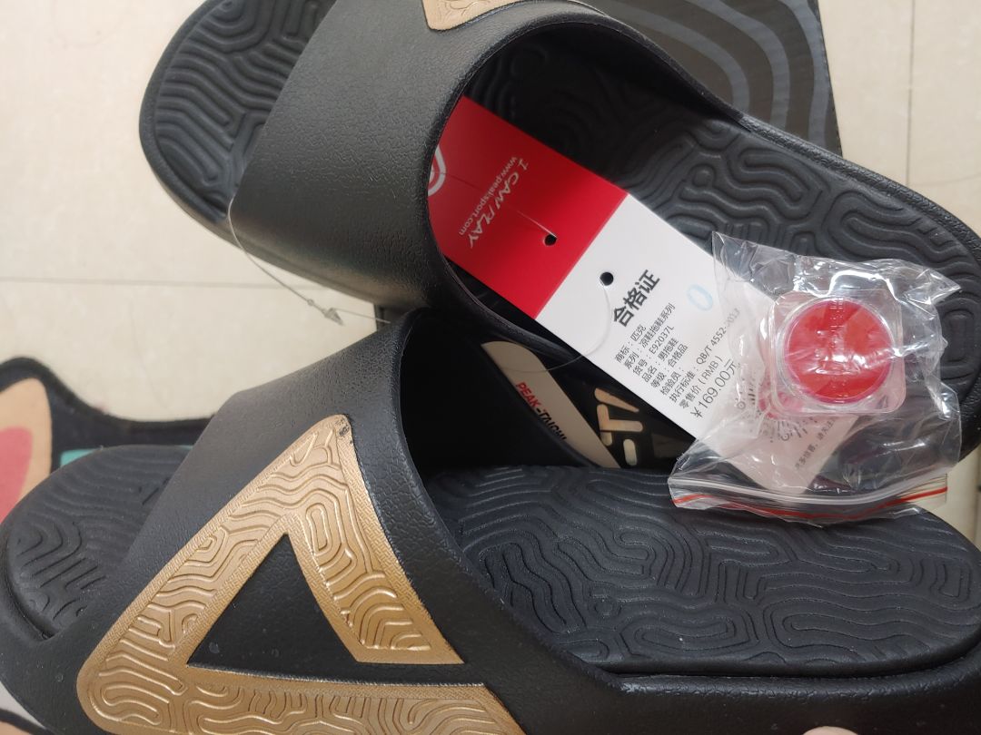 được tặng kèm hộp màu đỏ nhưng dép lạo bị dính bẩn phần màu vàng sản phẩm có lỗi nhẹ