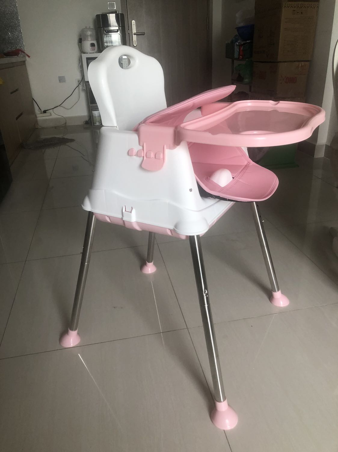 Ghế không giống hình, yếu, bọc nệm không gắn vào lưng ghế được, rung lắc, chân inox không sơn giống hình, rất bực mình khi nhận được sản phẩm sai, mặt bàn vị trí gắn bàn cũng khác. 😤 không có miếng đựng đồ dưới vị trí ngồi như hình.