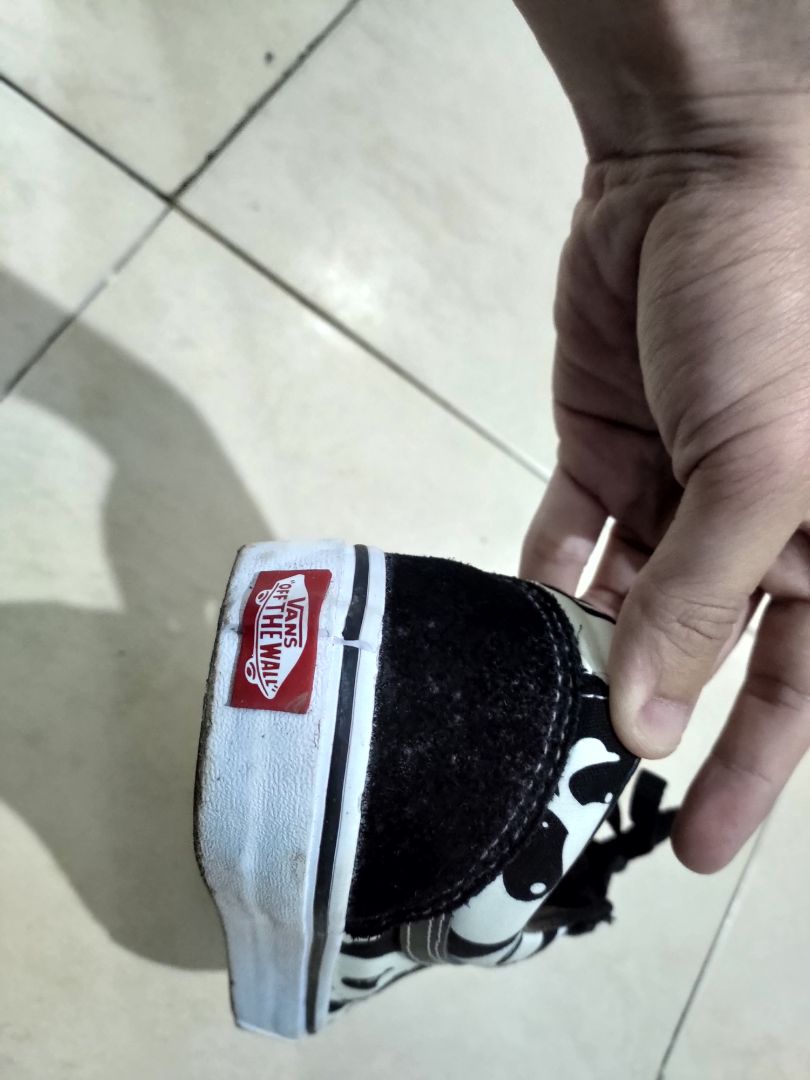 Tẩy mốc trắng khá tốt, mỗi tội chà hơi mạnh nên da lộn đôi Vans của mình bị xù lên chút nhưng ko vấn đề j. Nói chung là đáng đồng tiền.