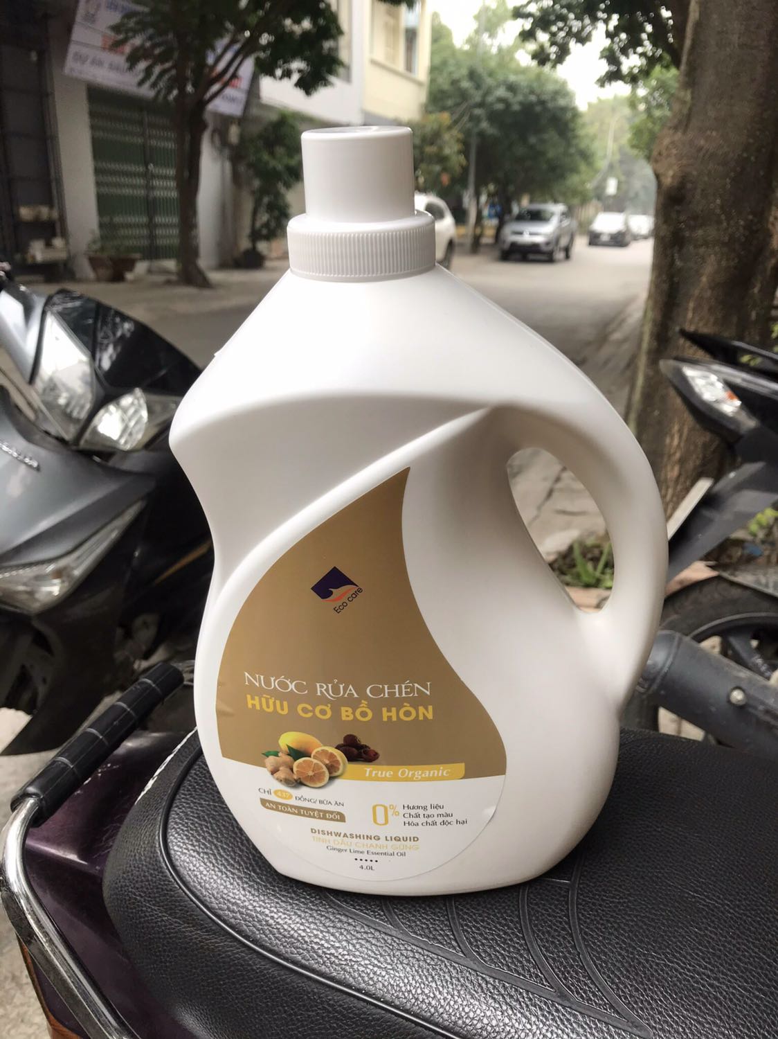 Tiki đóng gói cẩn thận. Tuy giá thành hơi cao hơn so với các sp hoá chất thông thường. Nhưng chất lượng thì khỏi bàn. Dùng rửa bát rất sạch mà còn không gây khô da. Rửa xong không lưu lại mùi nên rất thích