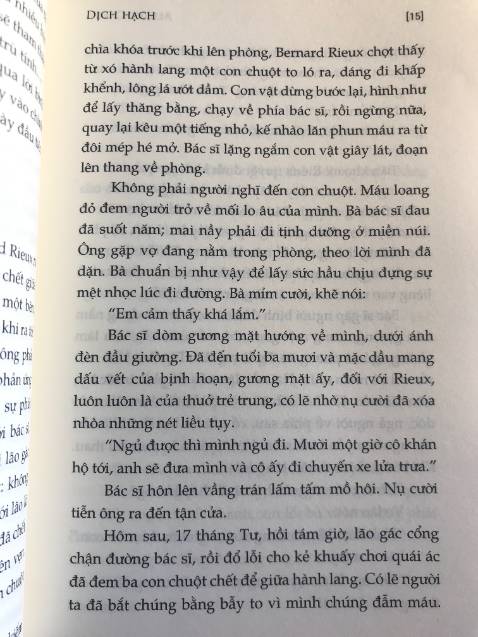 Mình mua mấy quyển liền ở Nhà Nam, khi nhận được thì khá hài lòng vì bề ngoài ít lỗi, sách phẳng phiu. Song nay, sau khi đọc hết những quyển kia, mình dở cuốn "Dịch Hạch" ra và thấy thất vọng khủng khiếp bởi bản dịch quá tệ: Chính tả sai liên miên, câu cú lủng củng, đọc mà tức. Hi vọng tiki cũng như nhà sách Nhã Nam sẽ cẩn thận trong khâu kiểm định nhiều hơn và đưa bản preview lên trang tiki, để không xảy ra trường hợp như này, vì mình là fan của Nhã Nam, bởi không chỉ bìa đẹp và chất lượng bản dịch, in ấn trước giờ rất tốt, nhưng riêng quyển Dịch Hạch mình nhận được thì không, khiến một tác phẩm Nobel mất đi cái hay của nó.
(Trong những ảnh mình chọn ngẫu nhiên dưới điển hình có lỗi sai chính tả: "bệnh" -> "bịnh", "Chủ nhật" -> "Chúa nhựt", "hoạn bạn, bệnh tật" -> "bịnh hoạn", "mai này" -> "mai nầy"; và dùng từ địa phương khó nắm bắt "chành bành".)
