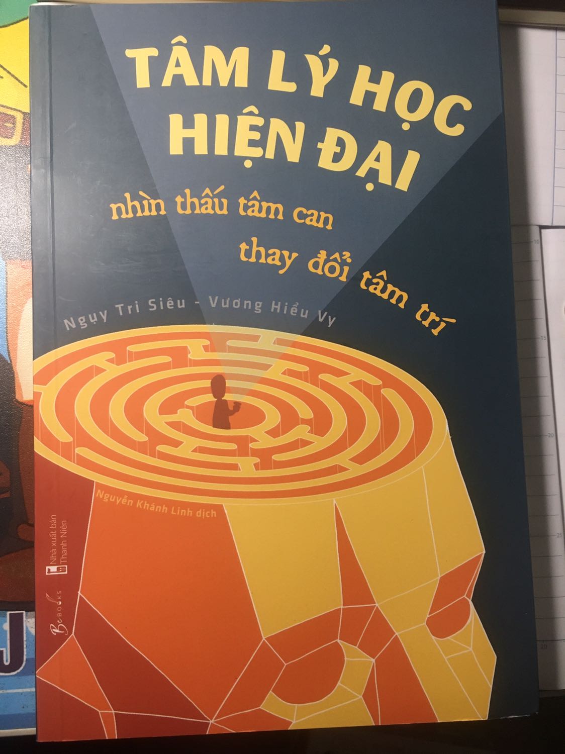Tiki đóng hàng không chắc chắn, cũng không có bọc chống sốc hay túi nilong bọc sách. Có lẽ do vận chuyển mà hộp rách tanh bành làm bụi bẩn lọt vào và vài cuốn sách bị móp bìa một chút. May mà sách đẹp và không bị tổn hại quá nhiều.