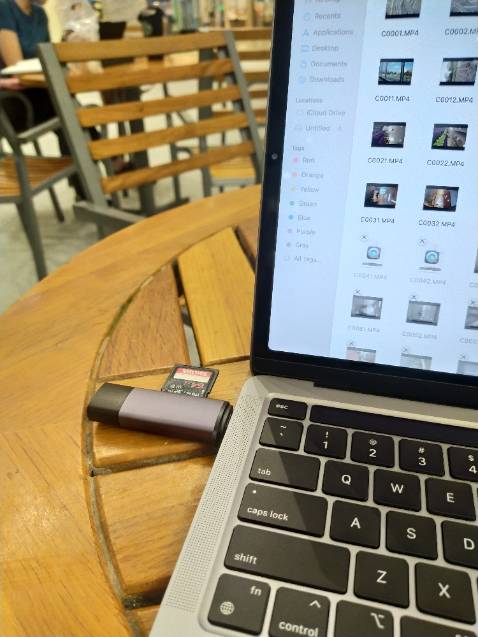 Mình mua để xài trên Macbook Pro M1, copy thử 18GB thì nó tốn hơn 3 phút. Khá ấn tượng vì giá cũng rẻ nhưng tốc độ này thì mình khá hài lòng. 
Nhu cầu của mình chỉ cần xài thẻ SD thôi chả cần cắm chuột hay bàn phím nên mua cái này nhỏ gọn tiện lợi mà tốc độ nhanh. Thiết kế cũng khá sang á, bề mặt kim loại các thứ.
Nói chung là thấy đáng tiền. Mình mua để xài trên Macbook Pro M1, copy thử 18GB thì nó tốn hơn 3 phút. Khá ấn tượng vì giá cũng rẻ nhưng tốc độ này thì mình khá hài lòng. 
Nhu cầu của mình chỉ cần xài thẻ SD thôi chả cần cắm chuột hay bàn phím nên mua cái này nhỏ gọn tiện lợi mà tốc độ nhanh. Thiết kế cũng khá sang á, bề mặt kim loại các thứ.
Nói chung là thấy đáng tiền.