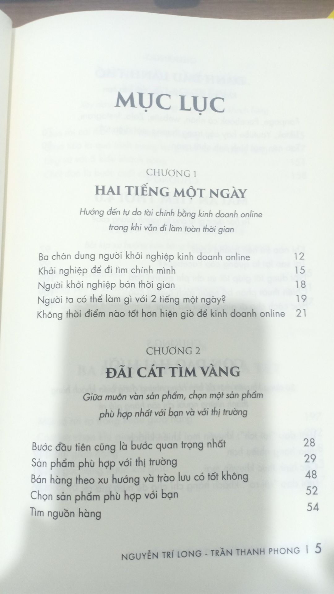 Quyển sách hướng dẫn rất chi tiết về việc bắt đầu như thế nào? cần làm gì và làm như thế nào? việc của bạn chỉ là đọc sách và kiên trì làm theo thôi. rất phù hợp cho những người chưa biết gì về kinh doanh online và muốn bắt đầu một công việc mới hoặc đơn giản chỉ là kiếm thêm thu nhập ngoài mức lương ổn định hàng tháng. Tôi thích nhất là phần hướng dẫn tìm kiếm sản phẩm cho thị trường ngách và cách viết một content hiệu quả. Tác giả đã chia sẻ rất nhiều kinh nghiệm và rất thực tế.