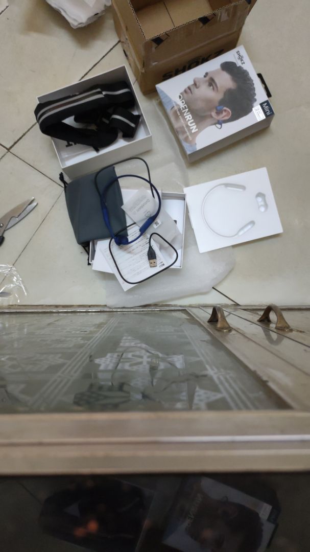 Máy rất nhẹ, kết nối dễ dàng, khi nghe đôi khi nó rung làm mất hồn, chất lượng âm thanh ở tầm mức 7,5/10. Đeo cảm thấy rất thoải mái, khi nghe cảm thấy rất rõ , mặc dù không không bị pha lỏng tuyến ồn bên ngoài