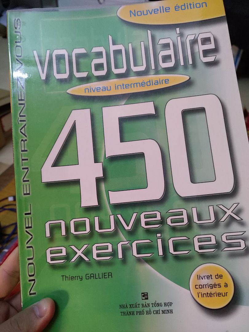 sách mới cứng và có bookcare vào trông xịn hẳn. Vocab của quyển này cũng khá nhiều nhưng phải tự tra tự note lại nên hơi cực. bài tập cảm giác khá giống mấy đề thi đại học tiếng anh :D