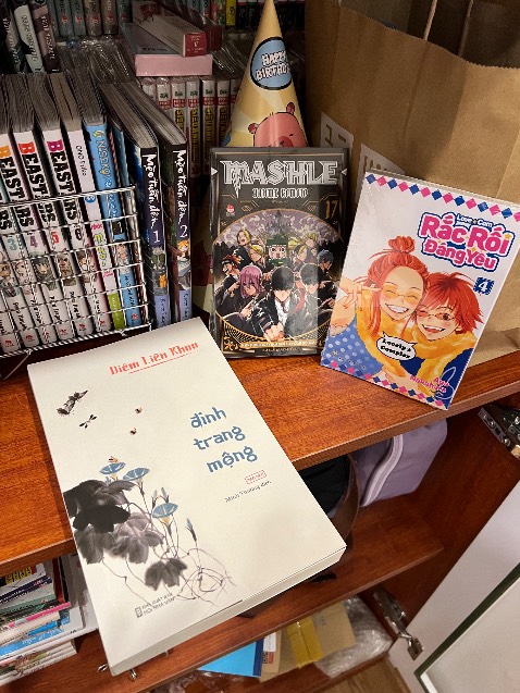 đóng gói chắc chắn nhưng các góc của cuốn đinh trang mộng bị cong còn cuốn truyện thì khá ổn