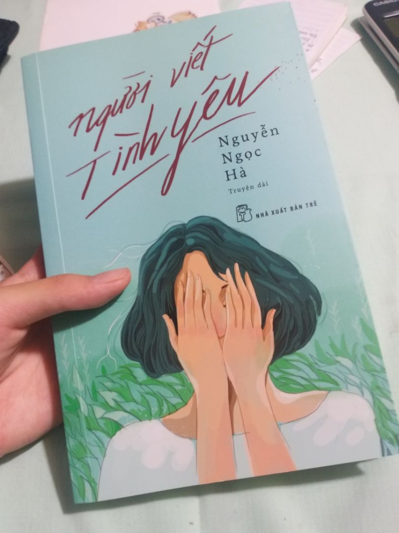 Sách là một câu chuyện dài xoay quanh một cô gái tên Minh với nhiều tình huống hóm hỉnh,vui tươi,ấm áp đôi khi lại là sự thật vỡ lòng.Là những cuộc gặp gỡ rồi chia ly để lại nhiều kỉ niệm.
...Tớ đã đọc xong trong một đêm vì nó thực sự lôi cuốn