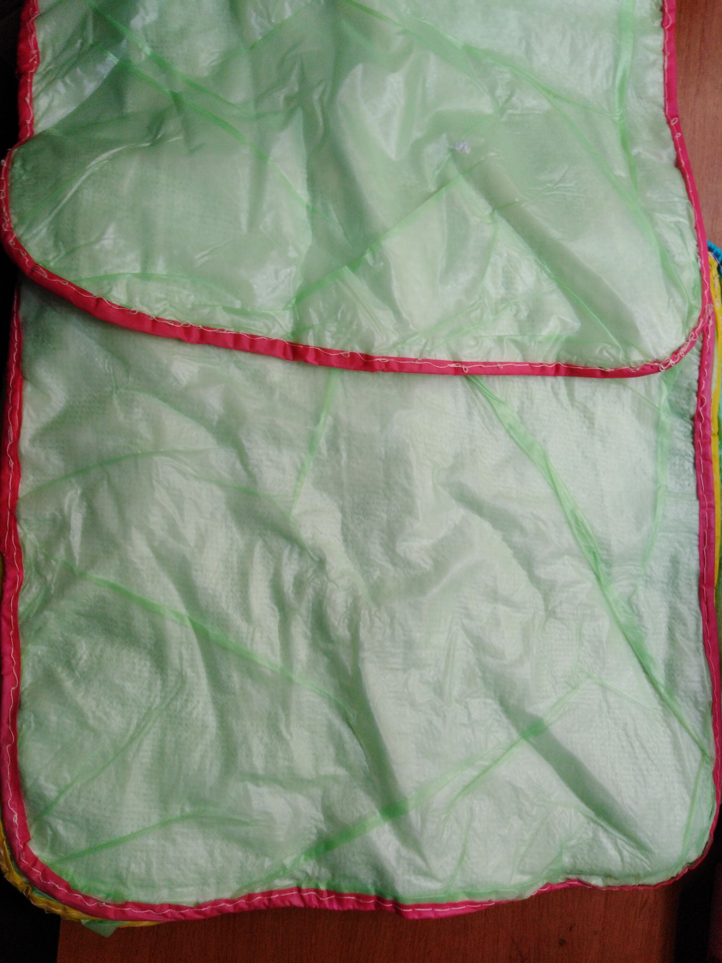 Sản phẩm quá tệ, lớp nilon nhăn nhúm, đường may quá xấu, hàng mới về mà đã sắp bung chỉ rồi.
Xin gửi trả hàng.